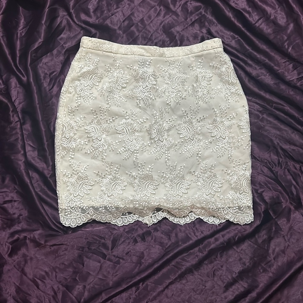 Off white skirt lace appliqué